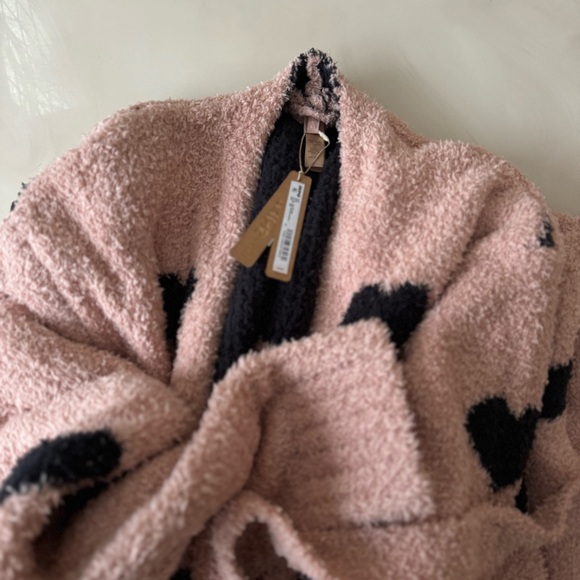SKIMS Pink Heart Pattern Plush Robe - Picture 2 of 3